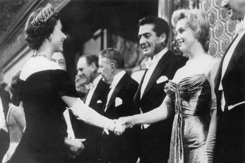 Marilyn Monroe mit Königin Elizabeth II. von England