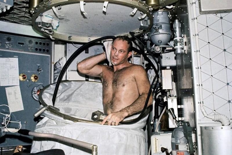 showering on skylab