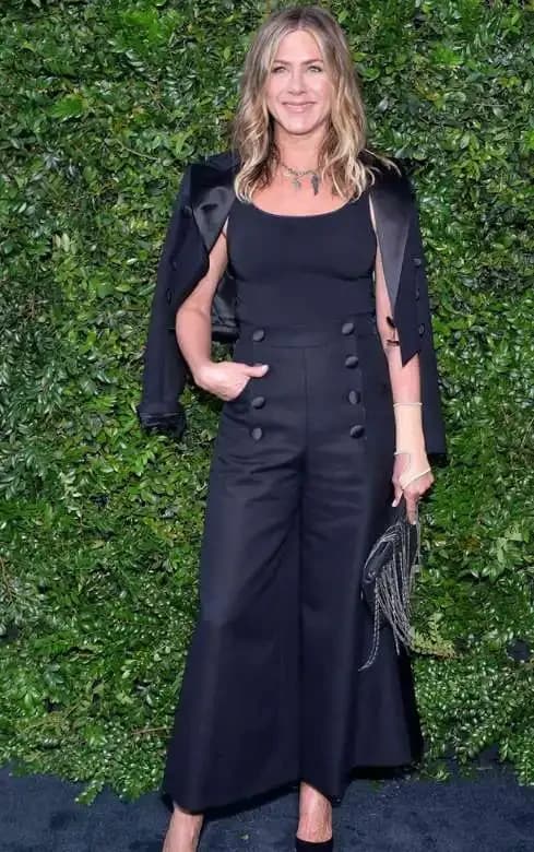 Jennifer Aniston – 5’5″ – 117 Lbs