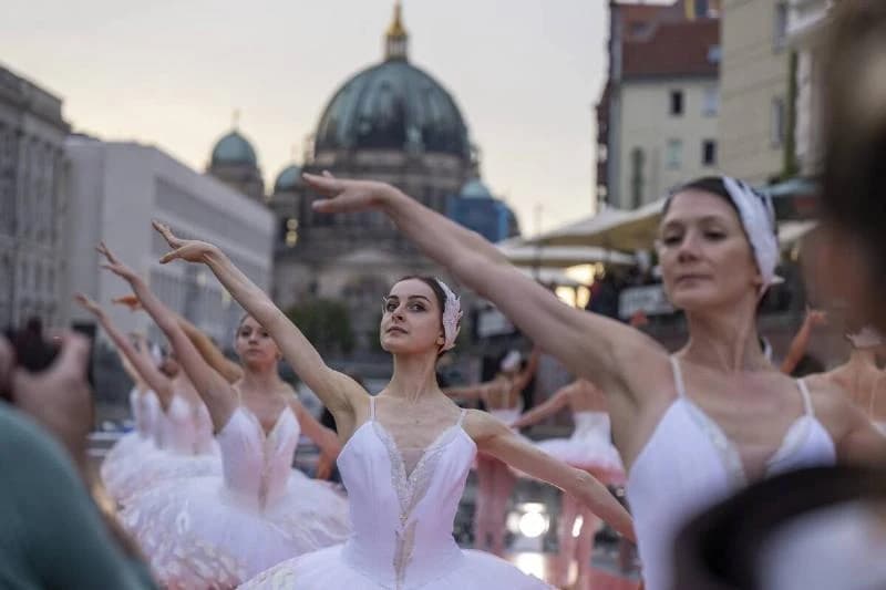 Staatsballett Berlin dances on the river Spree